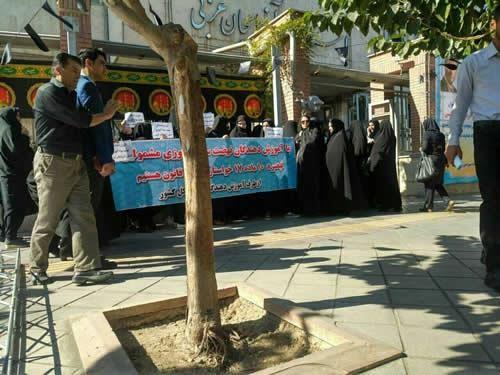 Protest by teachers of the Literacy Movement, in front of the Western Azerbaijan Governorate