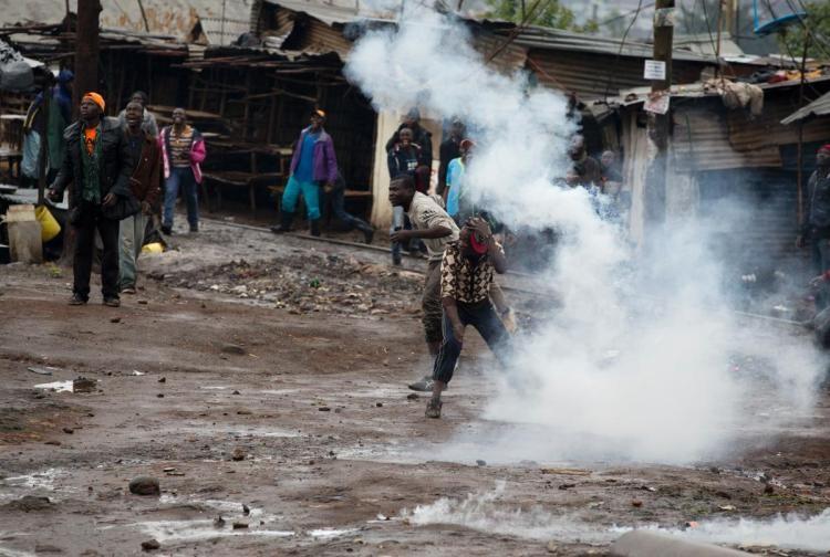  Opposition supporters clash with police in Kibera slum in Nairobi, Kenya, Thursday, Oct. 26, 2017