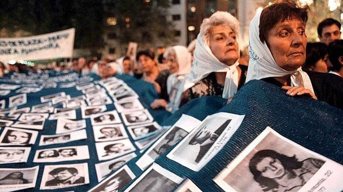 Mothers of those executed by the generals in Argentina, in a lawsuit protests the blood to carry their children images