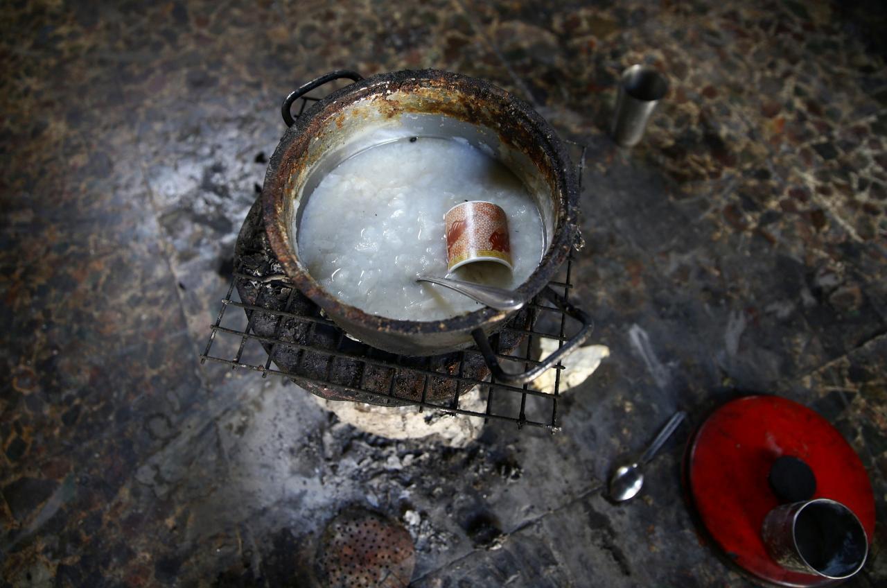 A pot containing food is seen in the Hazzeh area in the eastern Damascus suburb of Ghouta, Syria, October 25, 2017.