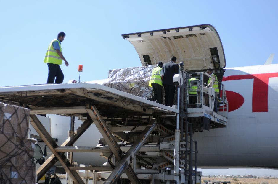 Workers unload aid shipment from a plane at the Sanaa airport, Yemen November 25, 2017