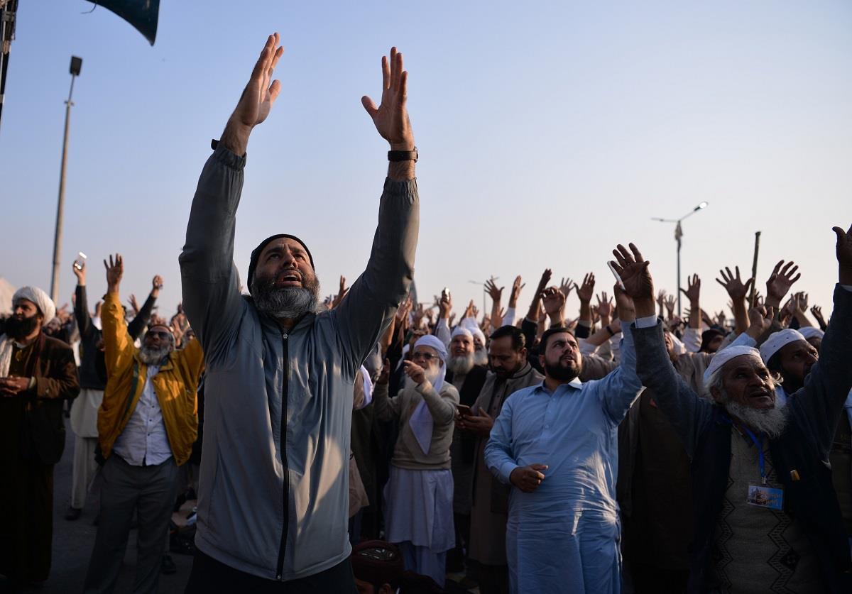 Pakistani protesters from the Tehreek-i-Labaik Yah Rasool Allah Pakistan (TLYRAP) religious group shout religious slogans during a protest in Islamabad on November 26, 2017.