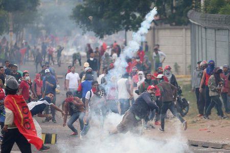 Supporters of Salvador Nasralla, presidential candidate for the Opposition Alliance Against the Dictatorship, clash with riot police as they wait for official presidential election results in Tegucigalpa, Honduras, November 30, 2017