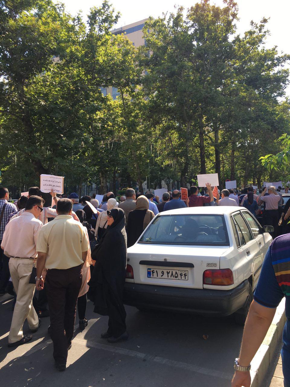 The demonstrators demanded their plundered money