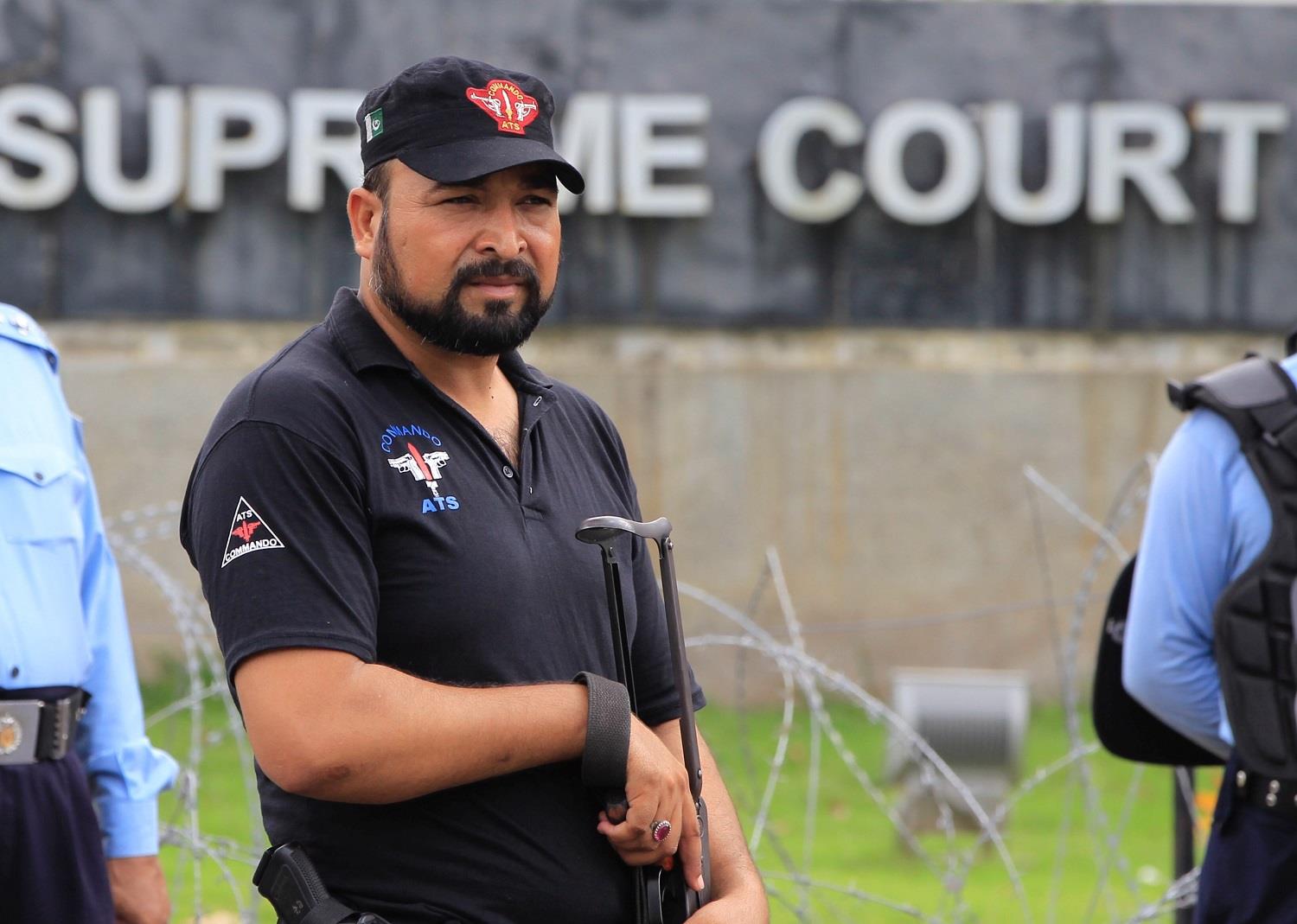  A member of the police elite force stands guard outside the Supreme Court in Islamabad, Pakistan July 28, 2017. (Reuters)