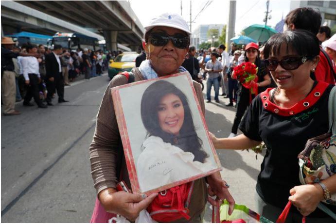 Supporters of ousted former Thai prime minister Yingluck Shinawatra wait for her at the Supreme Court in Bangkok, Thailand, August 25, 2017.