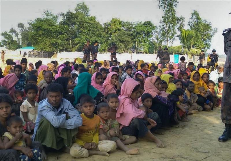 New Rohingya refugees arrive near the Kutupalang makeshift Refugee Camp, in Cox's Bazar, Bangladesh