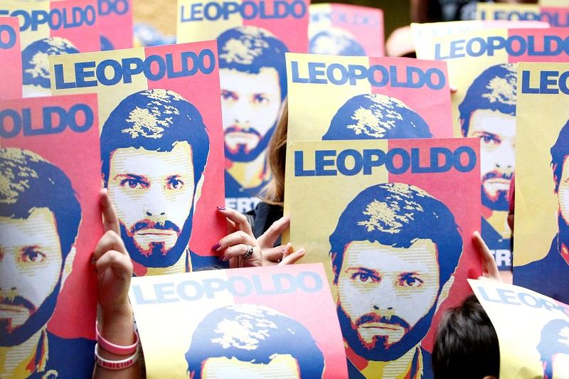 Supporters of Venezuela's opposition leader Leopoldo Lopez