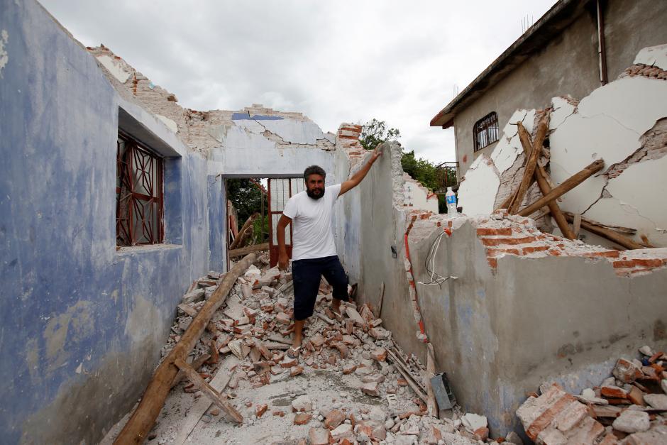 Mario Castro explains how he survived with his son inside his house destroyed by the earthquake that struck the southern coast of Mexico late on Thursday, in Ixtaltepec, Mexico, September 10, 2017. 