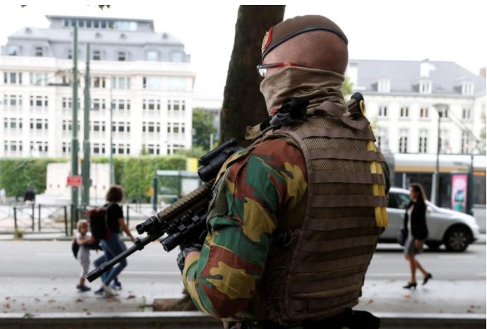 A Belgiansoldier stands guard during a patrol outside the Palace of Justice in Brussels, Belgium, September 5, 2017. Picture taken September 5, 2017.
