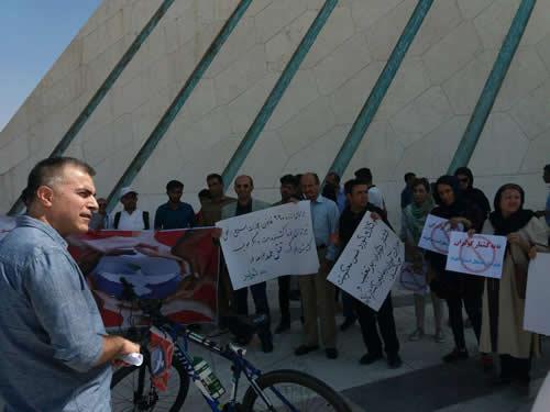Tehran resisdents support border poerters