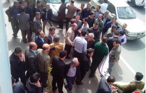 Teachers demonstrate to demand equal pay with government employees