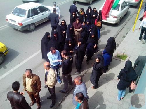 Teachers demonstrate to demand equal pay with government employees