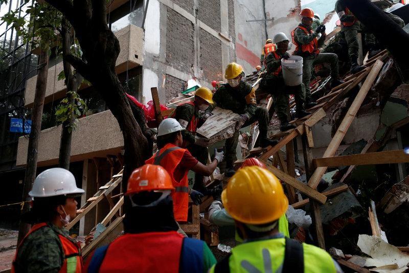 Mexican soldiers and rescue workers search for survivors in a collapsed building after an earthquake in Mexico City, Mexico September 21, 2017