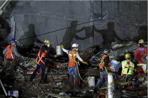 Rescue teams remove rubble of a collapsed building after an earthquake in Mexico City, Mexico September 26, 2017. 