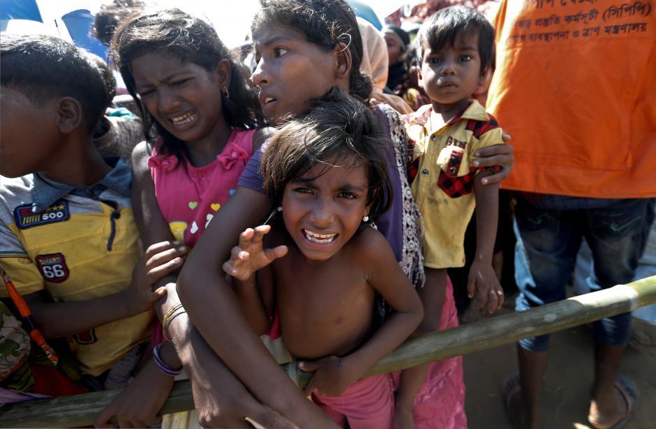  A Rohingya refugee girl reacts as people wait to receive aid in Cox's Bazar, Bangladesh, September 25, 2017