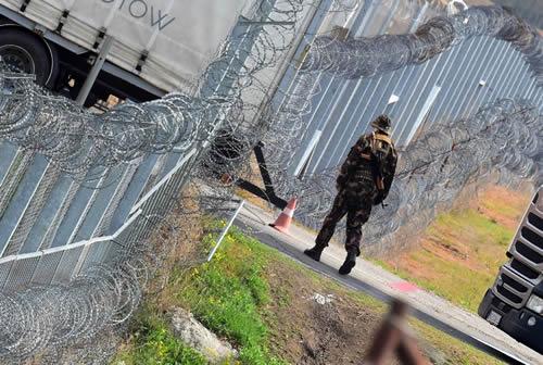 picture show soldier in the border, Under the quota scheme, Hungary must admit more than 2,300 asylum seekers