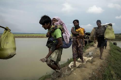 Rohingya refugees from Rakhine state at the border between Bangladesh and Myanmar