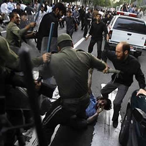 The repressive forces are beating a protester on the street
