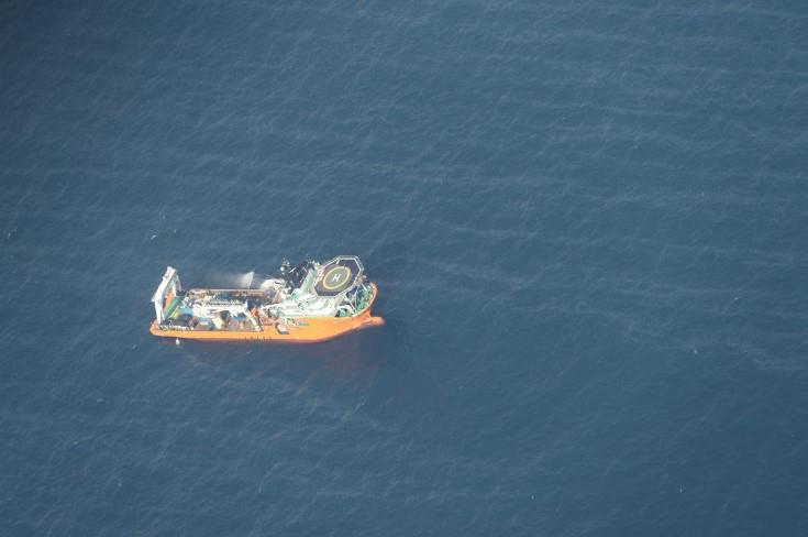 A Chinese rescue ship works to clean oil slicks from the sunken Iranian oil tanker Sanchi in the East China Sea, in this January 15, 2018 handout picture released by China's Ministry of Transport January 17, 2018.