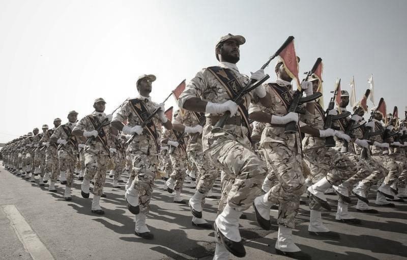  Members of the Iranian revolutionary guard march during a parade to commemorate the anniversary of the Iran-Iraq war (1980-88), in Tehran September 22, 2011