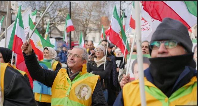 Protestors in London urge UK prime minister to ‘break silence’ on Iran