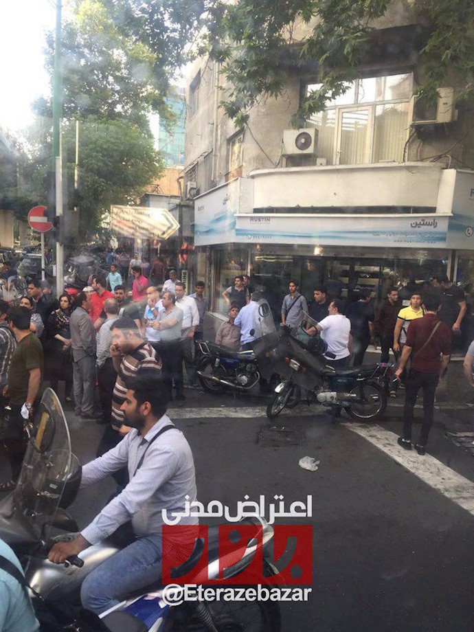 A number of the protesters took to Jomhouri (Republic) Avenue 