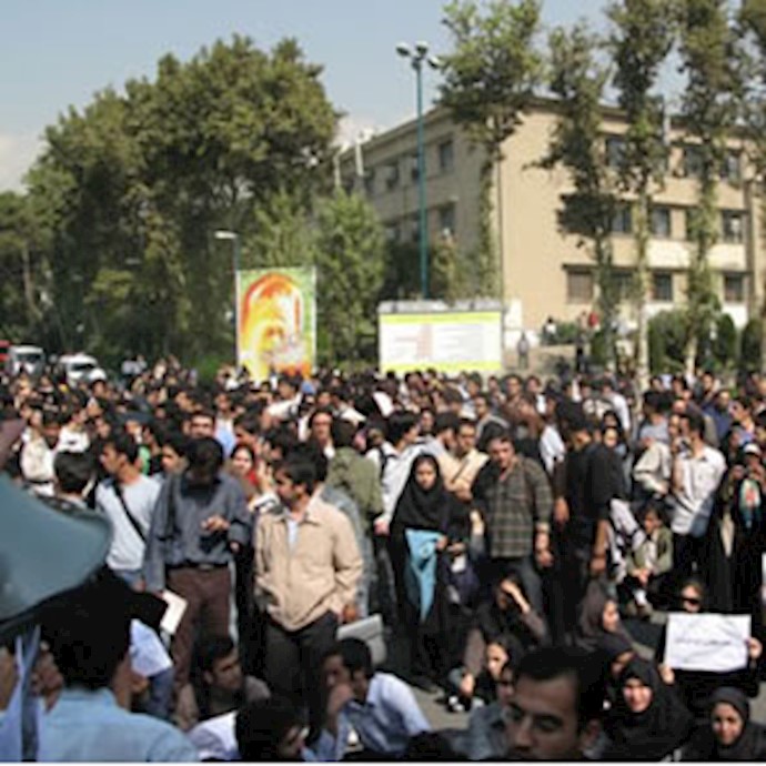 Despite Tight Security, Students Disrupted Ahmadinejad’s Speech in University
