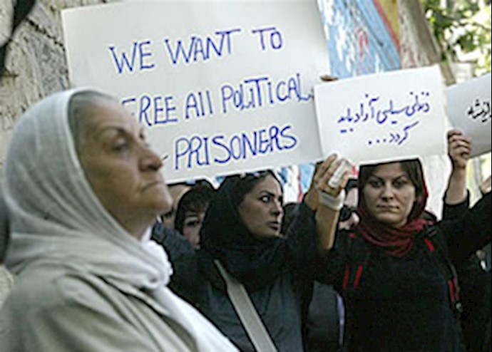 Gathering of Detained Students Families before Evin Prison