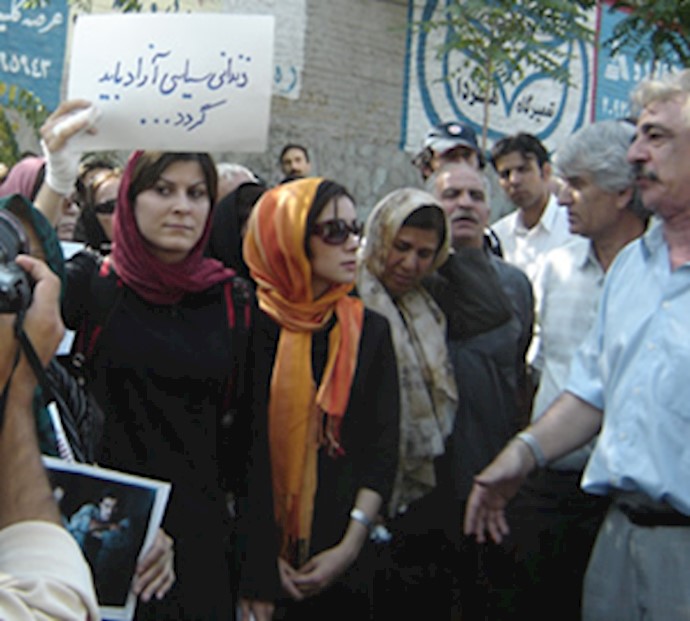 Detained Students’ Families Gathered Before Iranian Parliament Asking For Release of Their Offspring