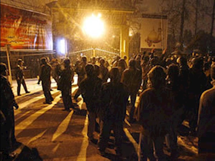 Protest and Clashes between University Students and State Guards goes on in Tehran