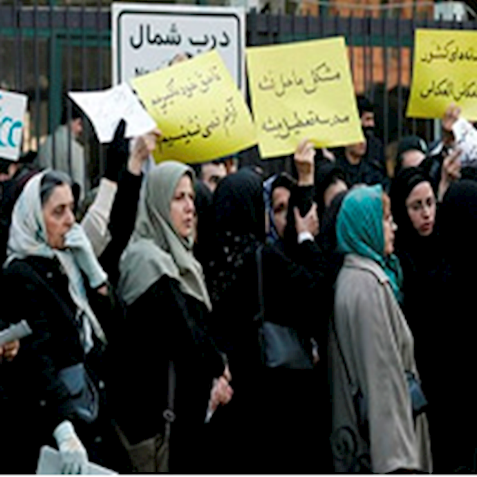 Teachers demonstrate outside Majlis