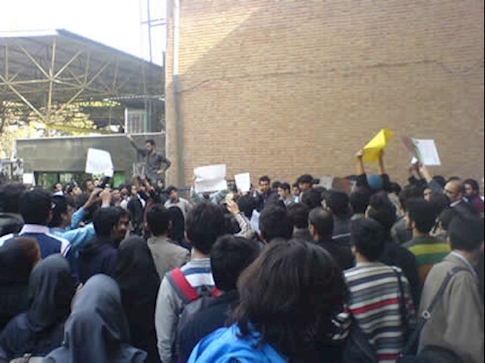 Hundreds of Shiraz University students protest