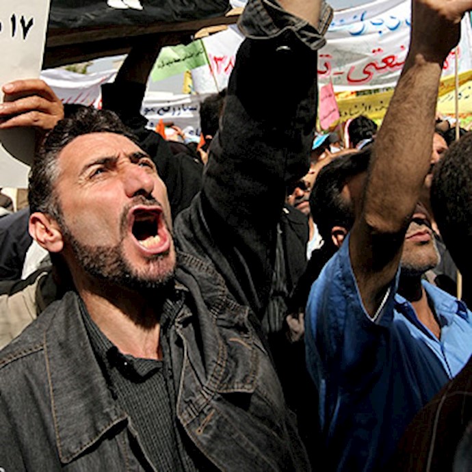 Retired workers demand their pension rise in Isfahan