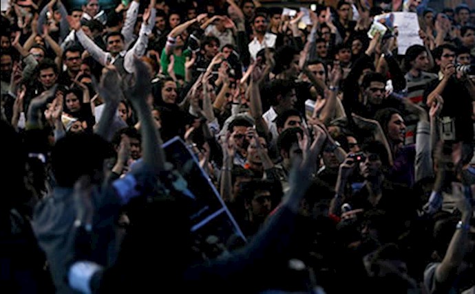 Angry students set fire on Khomeini and Khatami pictures and clashed the agents