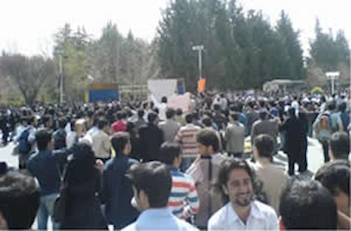 Protests Flare up at 2 Iranian Campuses
Students Demand End to Ban on Activists, Ouster of College Head