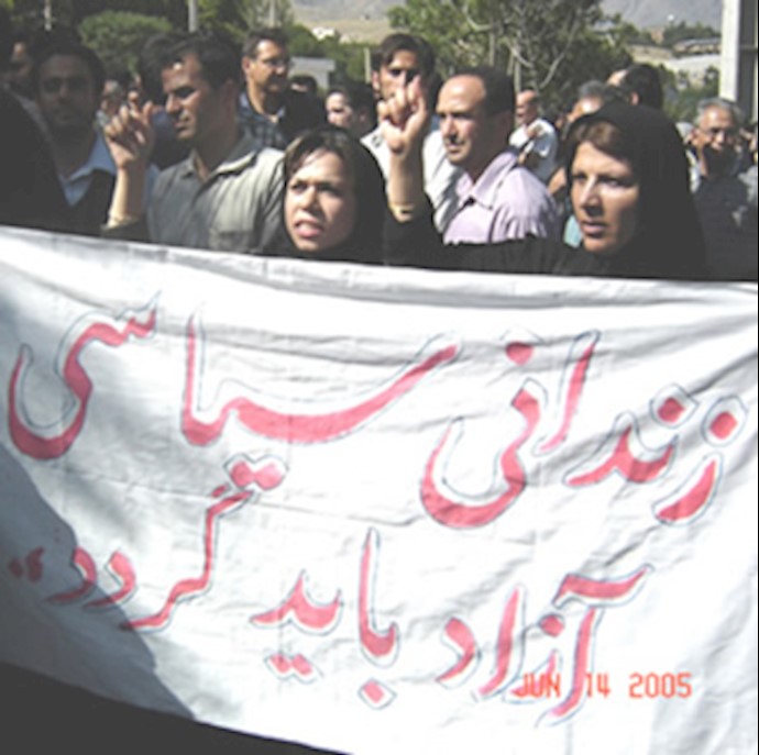 Families of Political prisoners spent the New Year ceremony beside Evin Prison