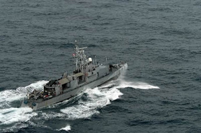 Small Iranian boats taunt US warship in Gulf