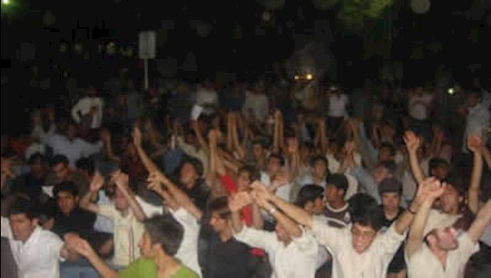 800 students demonstrate protesting the arrest of 10 students in Mashhad