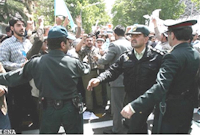 Mullahs’ inhuman regime beat up the youths in Borujerd