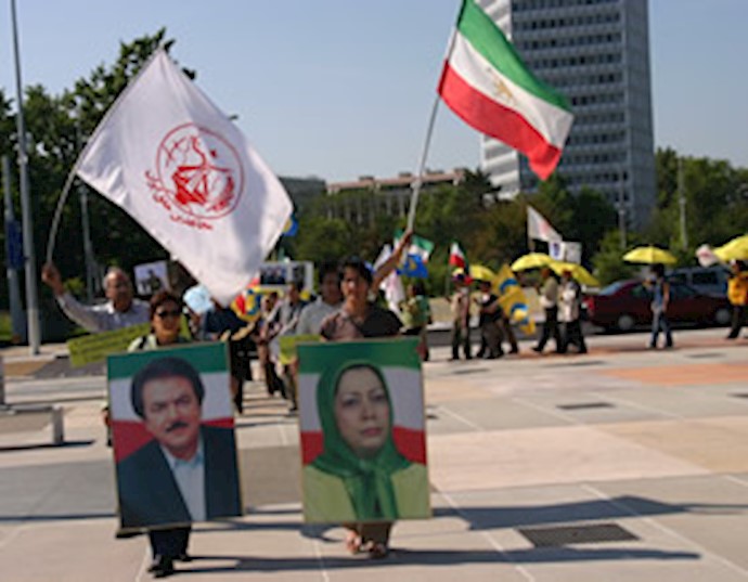 Supporters of Iranian opposition rally
