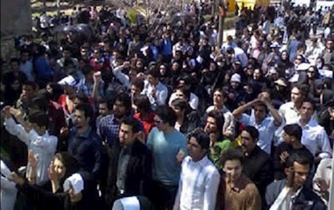 Hundreds of students protested in Shiraz to free detained students
