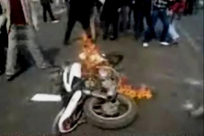 Iran: People in ZarrinShahr set ablaze Bassij force motorcycles