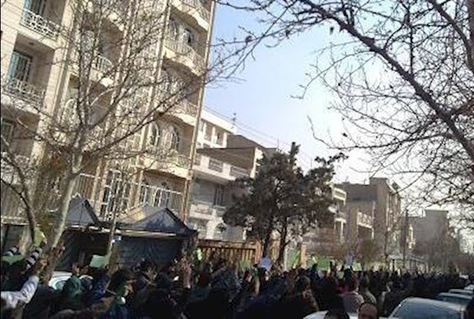 IRAN: Protests and clashes take place in various areas of Tehran