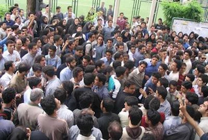 Iran students keep Opposition alive