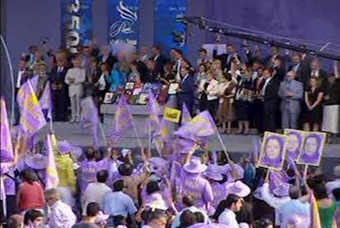 Iranians call on the international community to support democratic change in Iran
