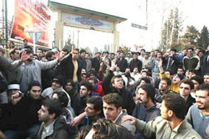Iran: Regime closes down dormitory fearing student protests