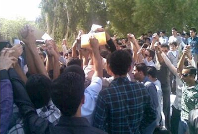 Iran: student protest gathering with slogan “Don’t be afraid, we are all together”