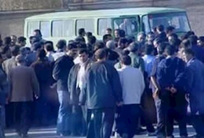 Fiber factory workers hold protest gathering outside mullahs’ Majlis