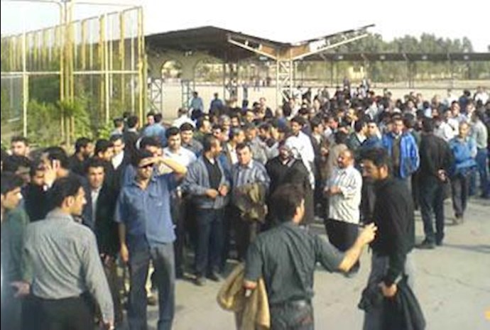 Iran: State Security Force units clash with protesting workers in SW city